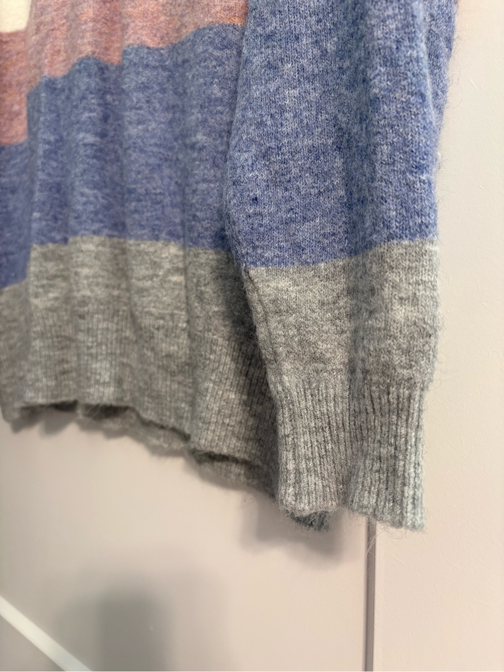 Women’s Colorblock V-Neck Sweater - Cream, Rose, Blue, Gray - Picture 4 of 6